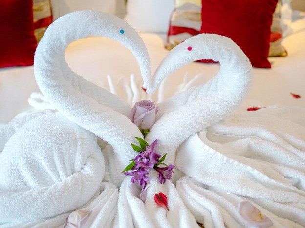 Surprise Your Partner by Romantically Decorating a Hotel Room
